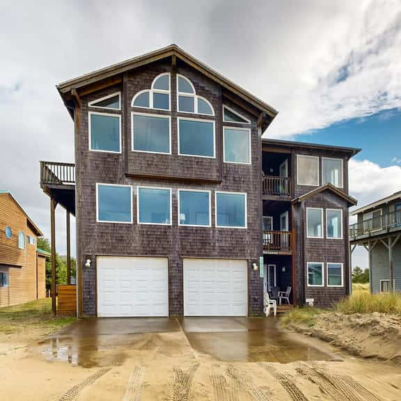 Gorgeous waterfront home with ocean views a furnished deck and beach access - Image 1