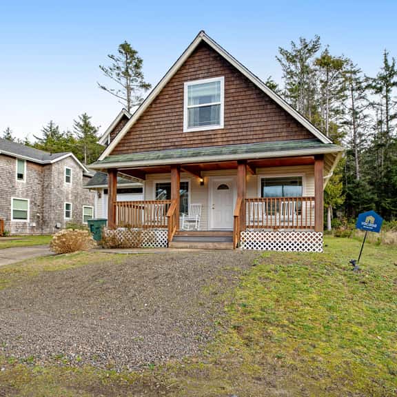 Comfortable home with a private game room blocks from the beach - Image 1