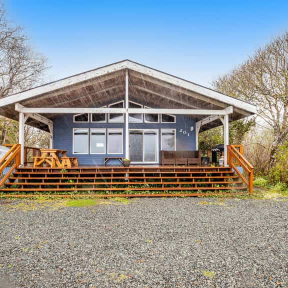 Rustic waterfront woodland lodge with impressive lake views from patio - Image 1