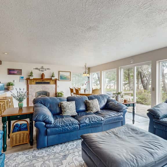 Waterfront house with bay and ocean views large deck and quiet location - Image 1