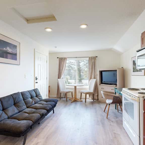 Private Hillside Condo in the Heart of Lincoln City Dog Friendly - Image 1