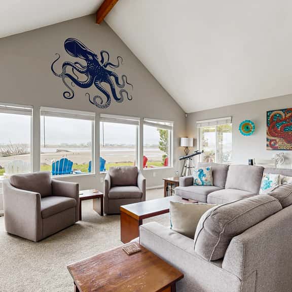 Dog Friendly Bayfront Beauty with a Private Hot Tub Free WiFi and Washer Dryer - Image 1