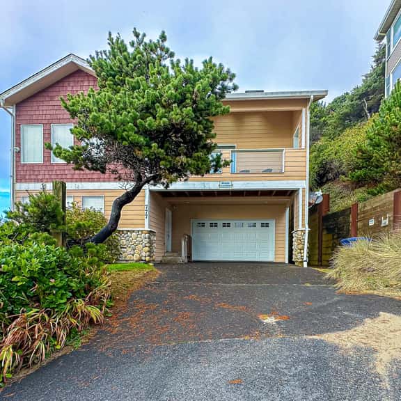 Beautiful home on the ocean with beach views deck bbq WiFi and streaming - Image 1