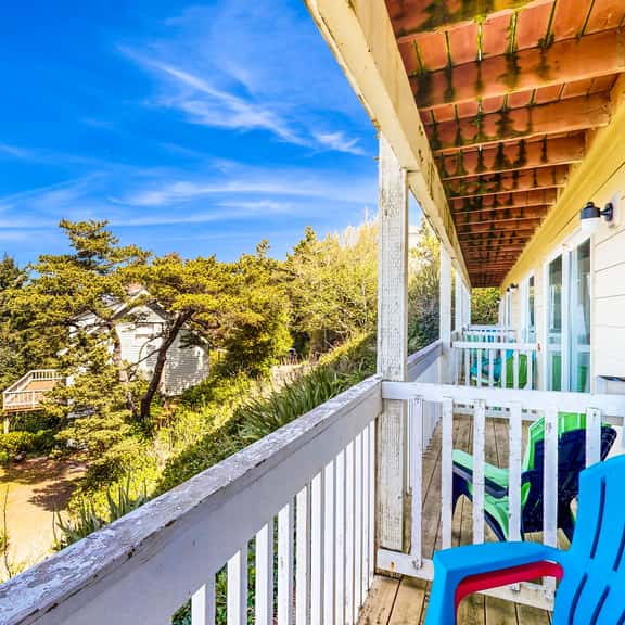 Dog Friendly Studio with Ocean Views and Balcony Close to the Beach - Image 1