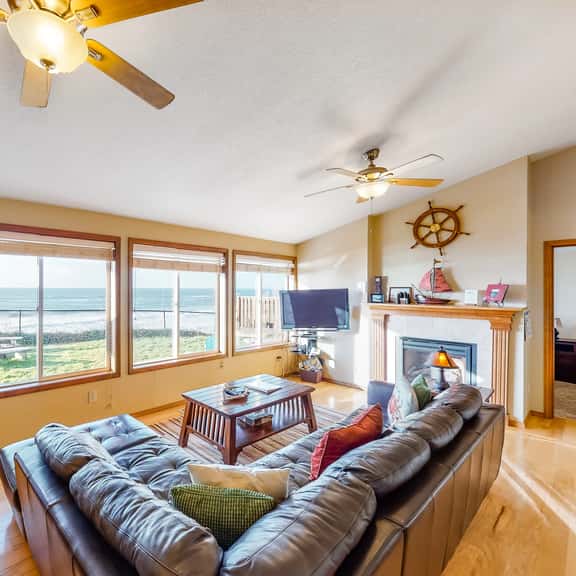 Oceanfront house steps to beach with private hot tub firepit and spectacular view - Image 1