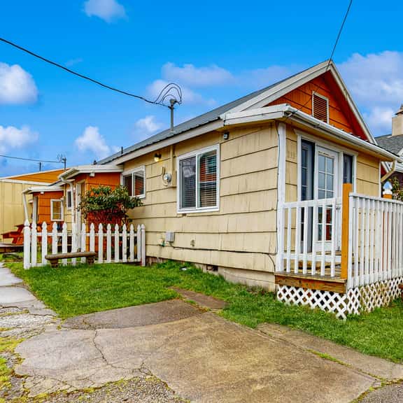 Dog Friendly Coastal Cottage Minutes from Downtown and One Block to Beach - Image 1
