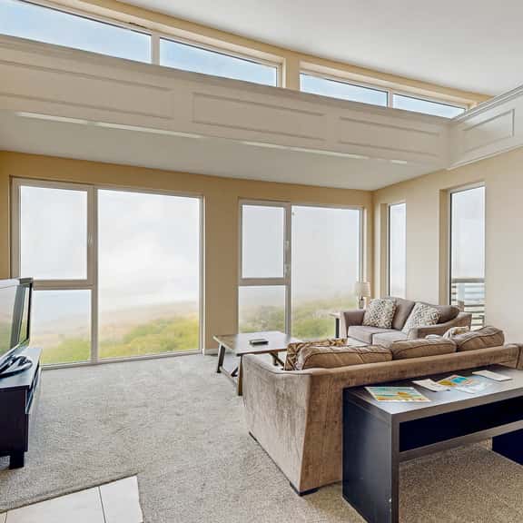 Modern Waterfront Condo Right on the Pacific Ocean Dogs Welcome - Image 1