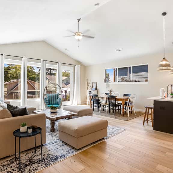 Coastal getaway with deck beach gear and washer dryer walk to beach - Image 1