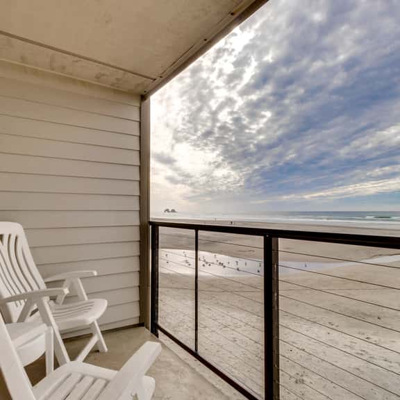 Oceanfront condo with a full kitchen balcony and sweeping sea views - Image 1