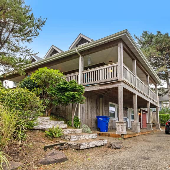 Family Home with Game Room WiFi Fireplace Private Hot Tub Walk to Beach - Image 1