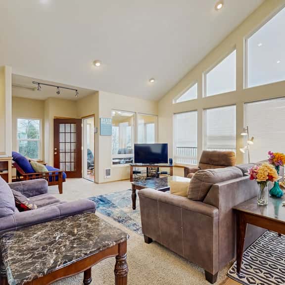 Beautiful Home with Ocean Lake and Mountain Views Gas Grill and Free WiFi - Image 1