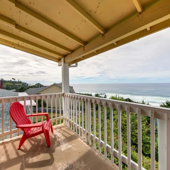 Oceanview Condo with Full Kitchen Balcony Beach Access Nearby - Image 1