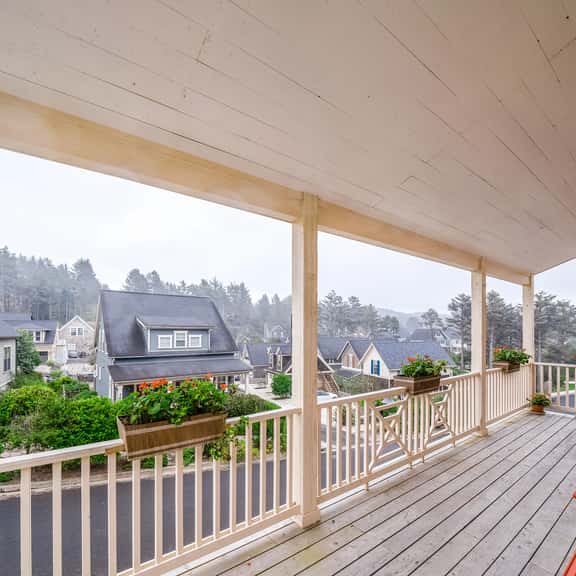 Charming three story getaway with two cozy living areas walk to the beach - Image 1