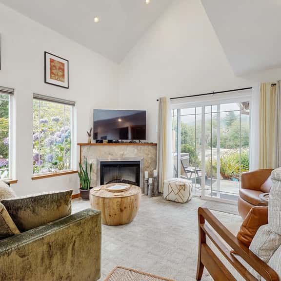 Beautiful lake view home with hot tub kayaks and bike two blocks to beach - Image 1