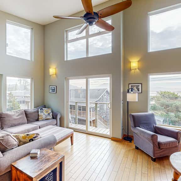 Luxurious Dog Friendly Home with Ocean Views Beach Access and Free WiFi - Image 1