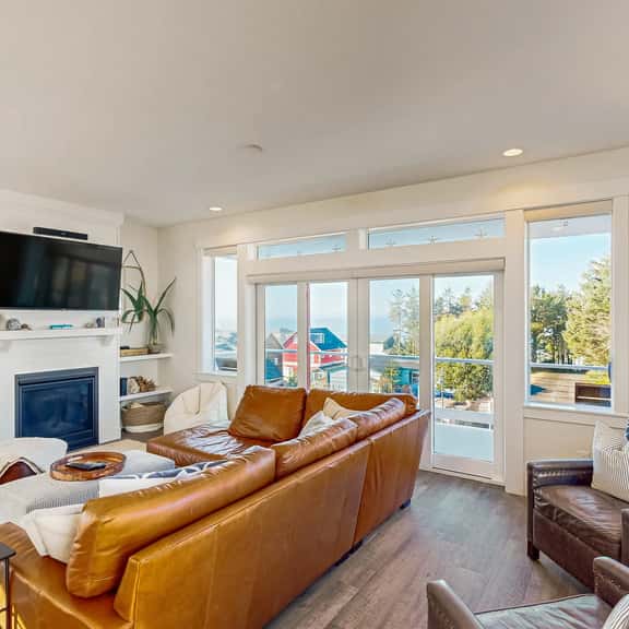 Beautiful family friendly home with private hot tub walk to beach shared pool - Image 1