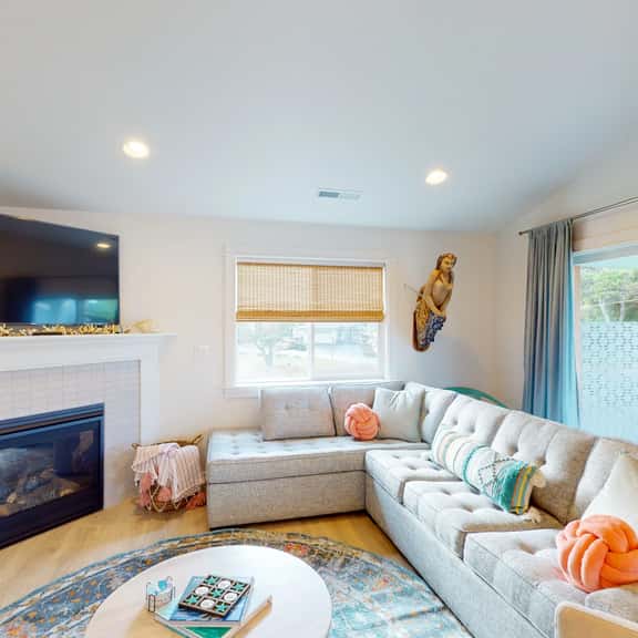Dog friendly home near the ocean with private patio, fireplace & central AC - Image 1