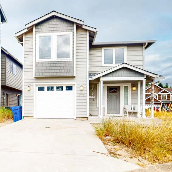 Stunning home with fireplace firepit and central AC short walk to the beach - Image 1