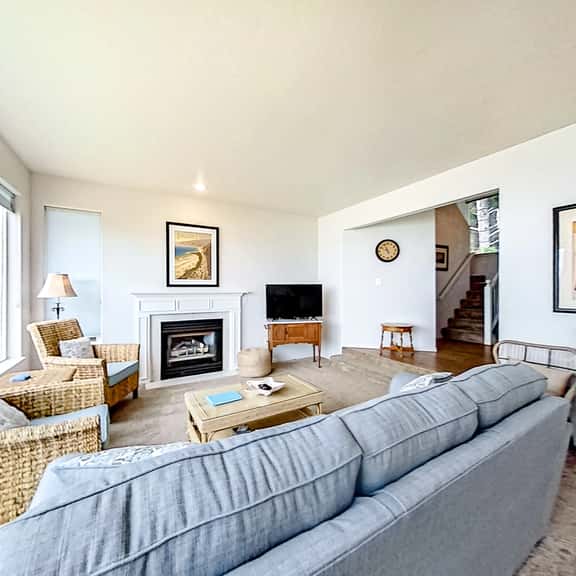 Two Story Dog Friendly Oceanfront Home with Free WiFi and Gas Fireplace - Image 1