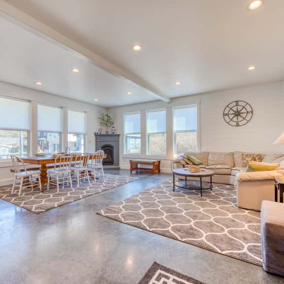 Family Friendly House Near the Beach with a Gas Fireplace Dogs Welcome - Image 1