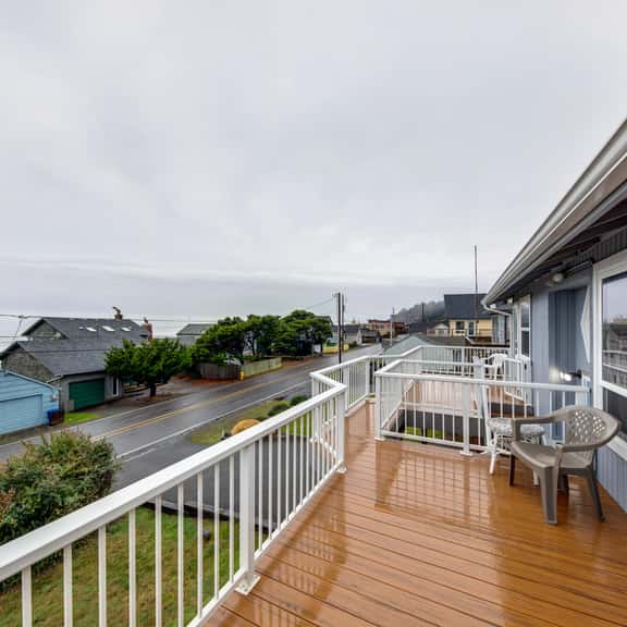 Cheerful home with ocean views private hot tub and gas grill walk to the beach - Image 1