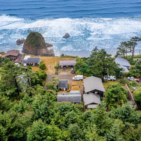 Cozy dog friendly home with ocean views a private hot tub and washer and dryer - Image 1