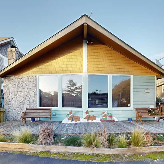 Two Blocks to Beach Vintage House with Tranquil Garden - Image 1