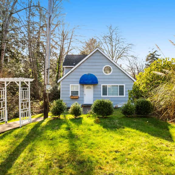Two story getaway with a washer dryer central AC and WiFi dogs welcome - Image 1