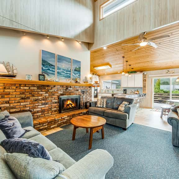 Spacious family home with ocean view balcony deck and fireplace dogs OK - Image 1