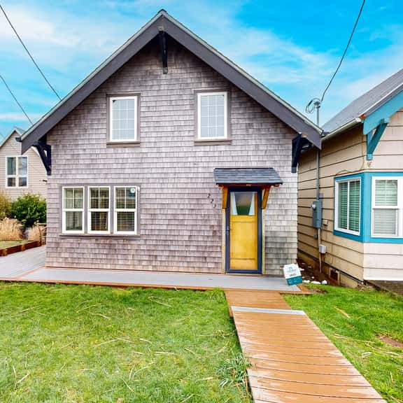 Bright and Airy Cottage Right in Town Across Street from the Beach - Image 1