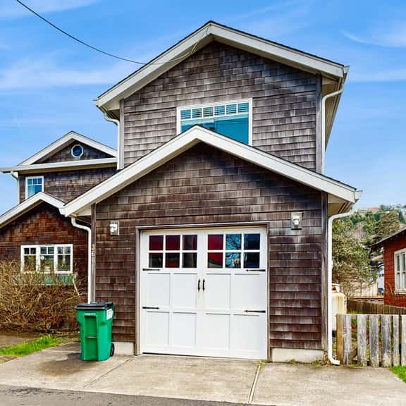 Dog friendly beach home with firepit private hot tub beach access and arcade - Image 1