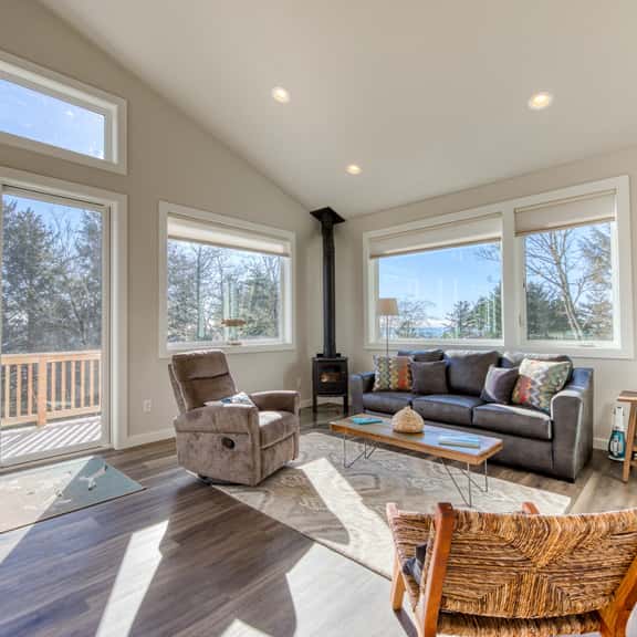 Contemporary built dog friendly house with partial ocean views - Image 1