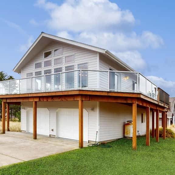 Bright remodeled home with furnished deck and private beach access dog friendly - Image 1