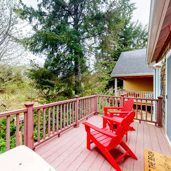 Creekside Home 5 Blocks from the Beach with Fireplace Deck Firepit Fast WiFi - Image 1