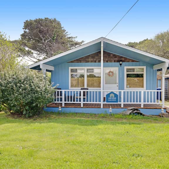Cozy Dog Friendly Getaway Close to the Beach Includes Deck - Image 1