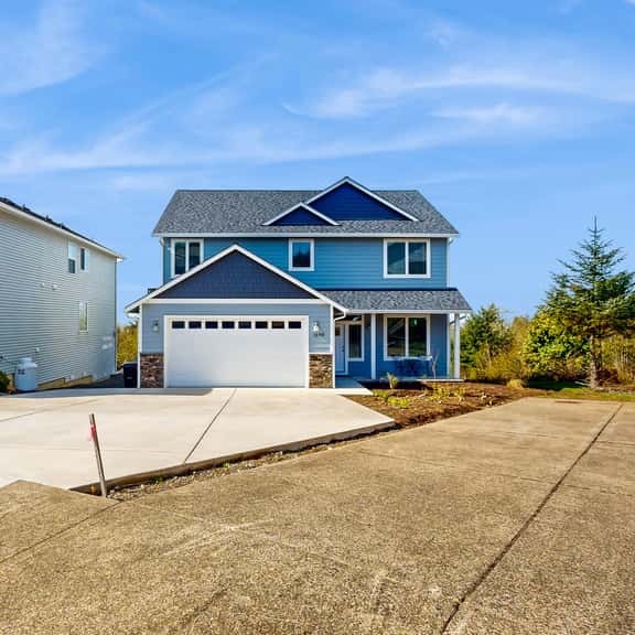 Comfortable home with ocean views with private hot tub deck fireplace WiFi - Image 1