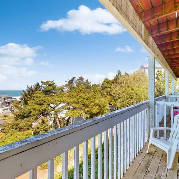 Dog Friendly Studio with Ocean Views and Free WiFi Close to Beach Access - Image 1
