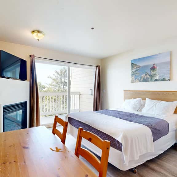 Romance awaits with ocean views and sandy shores at this dog friendly studio - Image 1