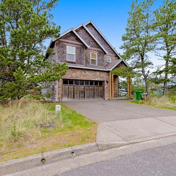 Dog friendly coastal retreat with a game room patio grill jetted tub and with D - Image 1