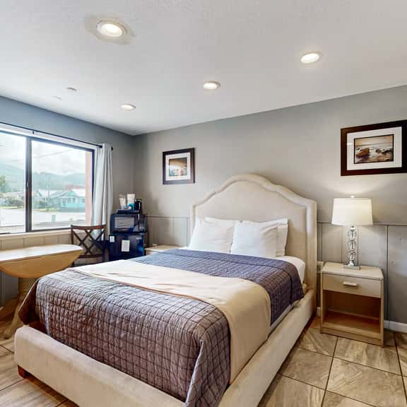 Charming Dog Friendly Room with Kitchenette Walk to Downtown and the Beach - Image 1