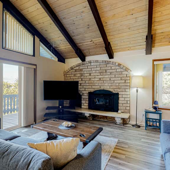 Quaint Dog Friendly Escape Near Town and Beach with Ocean Views and High Speed WiFi - Image 1