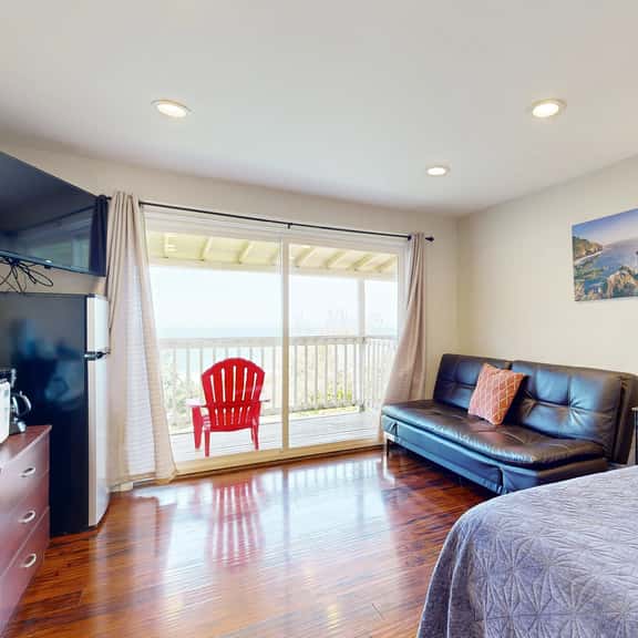 Affordable Dog Friendly Studio Ocean Views and Nearby Beach Access - Image 1