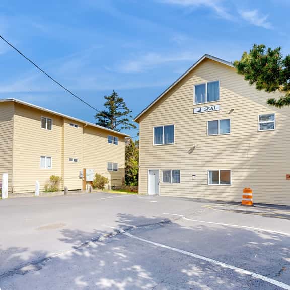 Great for Big Groups Three Dog Friendly Condos Lovely Views Walk to Beach - Image 1