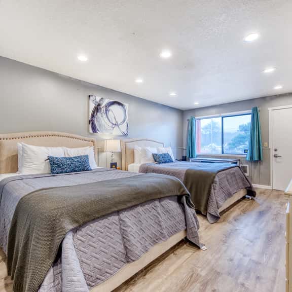 Dog Friendly Room with Full Kitchen Walk to the Beach and Downtown - Image 1