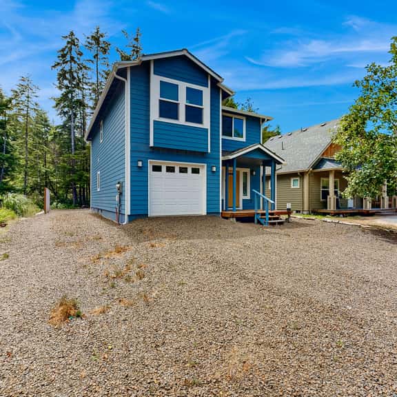 Open concept Home with Deck Fire pit WIFI and Near Trails and Beach - Image 1