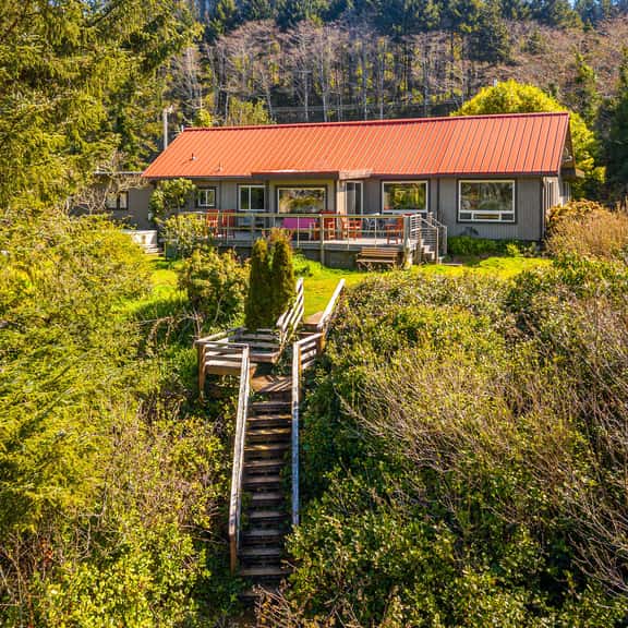 Delightful dog friendly home with bay views private hot tub and sauna - Image 1