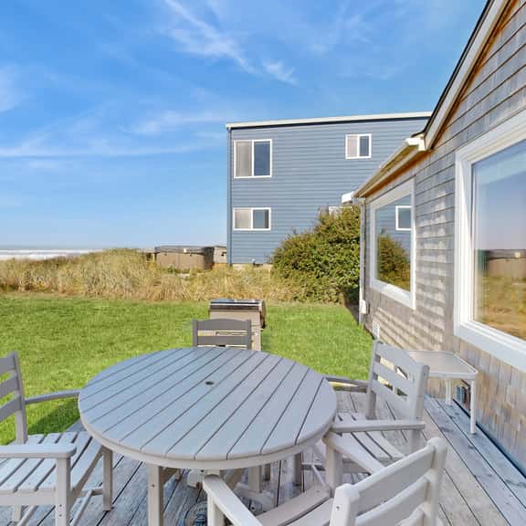 Quaint Beach Getaway with Beach Access Ocean View and Perfect Location Near Town - Image 1