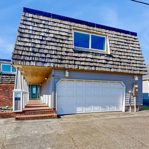 Oceanfront home with a washer dryer and beach access - Image 1