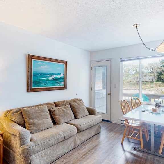 Dog friendly riverfront suite at oceanfront Proposal Rock Inn steps to beach - Image 1