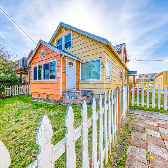 Seven Cozy Cottages Minutes to Beach and Downtown Dogs Welcome - Image 1
